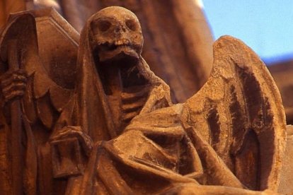 Escultura de la muerte en la fachada sur de la Catedral de León. RAMIRO