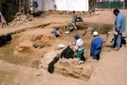 Un momento de los trabajos de excavación en el solar de la calle García Prieto