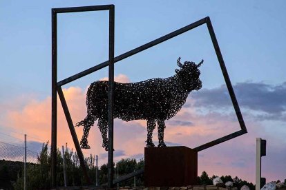 Escultura de Amancio González incorporada a las instalaciones de Cecinas Nieto. DL