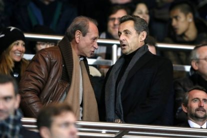 El expresidente francés Nicolas Sarkozy (derecha) habla con el alcalde de París, Bertrand Delanöe, durante un partido entre el Olympique de Lyón y el PSG, el pasado 1 de diciembre.