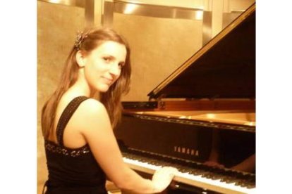 La pianista Sara Peral y la violinista Irene Benito, que esta tarde ofrecen un concierto en la sala