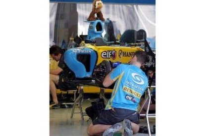 Los mecánicos de Renault ponen a punto el bólido de Alonso