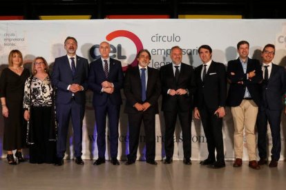 Los premiados en la gala del Círculo de Oro 2022 del CEL, con las autoridades que acudieron al acto. FERNANDO OTERO