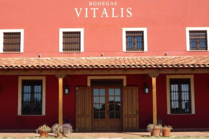 Aspecto de la fachada principal de la bodega ubicada en Villamañán y que también desarrolla actividades enoturísticas. B. FERNÁNDEZ