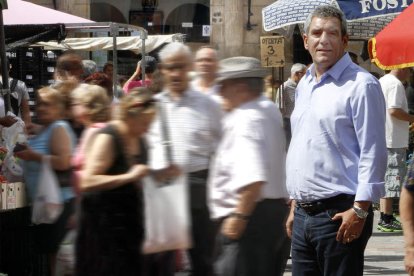 Julio Villarrubia, ayer en el mercado de la plaza Mayor de León