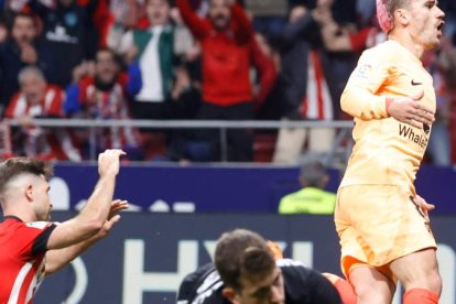 Antoine Griezmann celebra el gol del triunfo del equipo madrileño frente al Athletic. JUAN CARLOS HIDALGO