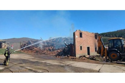 Los pajares anexos quedaron destruidos por el fuego. BOMBEROS DE LEÓN