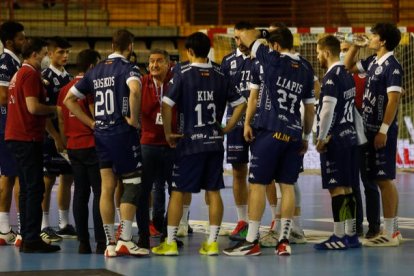 Los jugadores del Ademar escuchan los consejos de su entrenador. FERNANDO OTERO