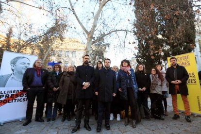 El presidente del parlamento catalán, Roger Torrent, ayer, concentrado frente al TS. FERNANDO ALVARADO