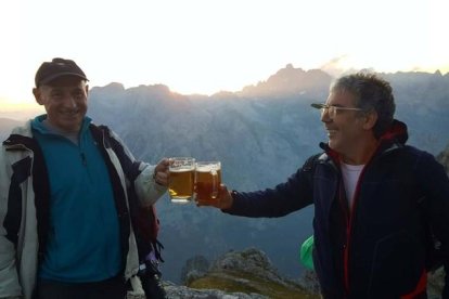 Nardo y Manuel Félix brindando con una cerveza de 4 euros en el Collado Jermoso