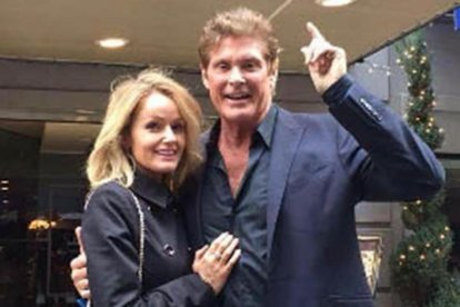 David Hasselhoff y su prometida, Hayley Roberts.