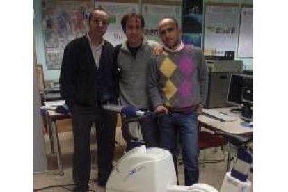 Gerardo Villa, José A. Rodríguez y Juan García en el laboratorio donde se realizaron las pruebas