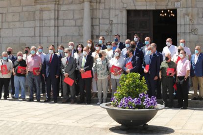 Foto de familia de parte de los primeros consejeros comarcales, los actuales y los presidentes. L. DE LA MATA