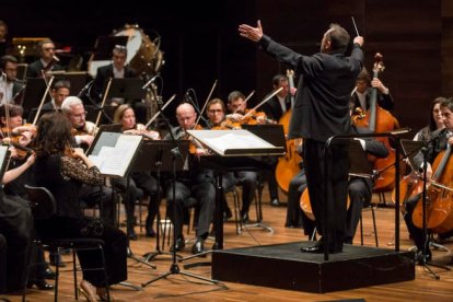 Imagen de archivo de un concierto de la Orquesta Sinfónica Odón Alonso en el Auditorio de León bajo la batuta de su director Dorel Murgu. FERNANDO OTERO