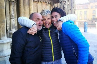 Calleja entre Edurne Pasaban y Juanito Oiarzabal, ayer en la Catedral