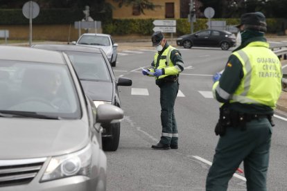 Controles de policia y Guardia Civil en las salidas de León . RAMIRO