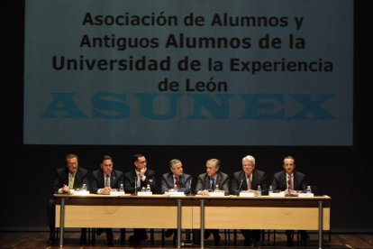 La mesa de ponentes y autoridades que clausuró el foro de mayores en el Auditorio.