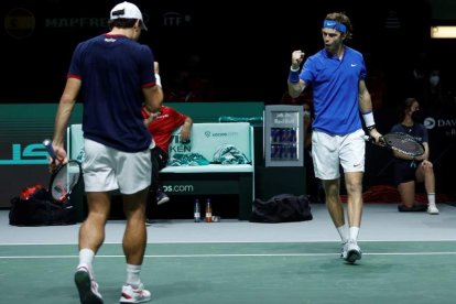 Aslán Karatsev y Andréi Rublev tras ganar a España. RODRIGO JIMÉNEZ