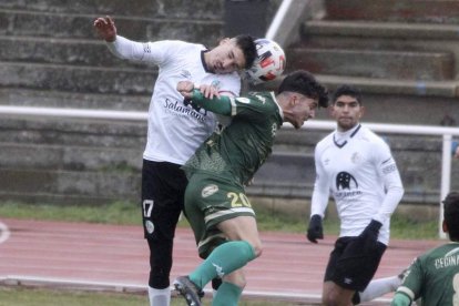 Mauro Molina obstaculiza el remate de cabeza del salmantino Lauren. MORGAN/LA GACETA DE SALAMANCA