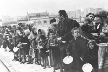 Fotograma de la histórica ‘Canciones para después de una guerra’ (1971), de Martín Patino. DL