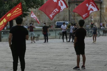 Manifestantes por la subida del precio de la luz. FERNANDO OTERO