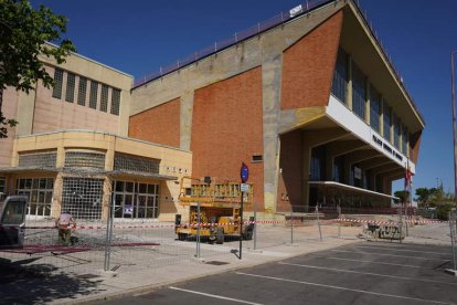 Imagen de la fachada principal del Palacio de Deportes en plenas obras. J. NOTARIO