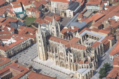 Imagen aérea tomada desde una de las avionetas que Leonavia pone a disposición de sus clientes para realizar vuelos privados, prácticas o fotografiar paisajes desde el cielo, entre otras cosas. Los vuelos parten desde el Aeropuerto de León.