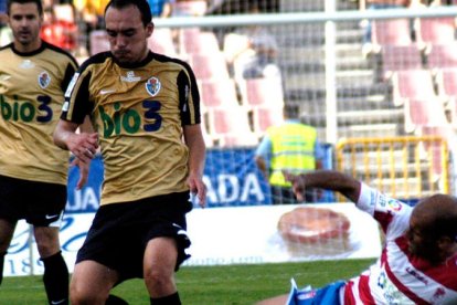 Iván Pérez trata de irse de Mikel Rico en la última visita de la Deportiva a Los Cármenes. DL