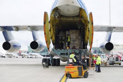 Fotografía facilitada por el Gobierno de Baleares que muestra el segundo avión procedente de Shangai con 17 toneladas de material sanitario.