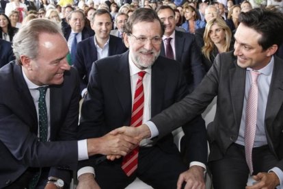 Vicente Betoret saluda al expresidente de la Comunidad Valenciana Alberto Fabra en presencia de Mariano Rajoy, durante un acto del PP en Valencia en mayo del 2015.