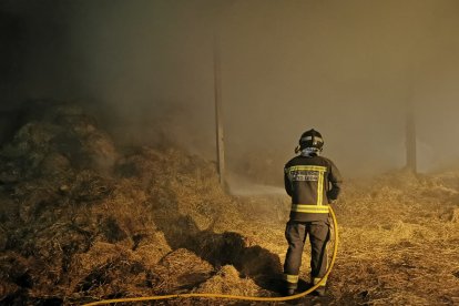 Imágenes de la extinción del incendio. BOMBEROS