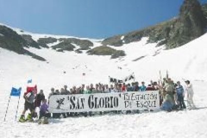 Aunque parezca mentira, aún queda en junio toda esta nieve en la zona de San Glorio