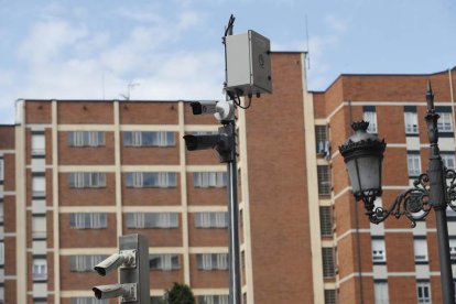 Imagen de una de las nuevas cámaras de control de acceso, en la avenida del Castillo. L. DE LA MATA