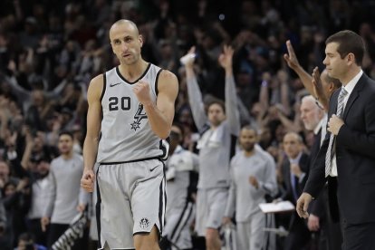 Ginóbili, con la camiseta de los Spurs en un reciente encuentro de la NBA /