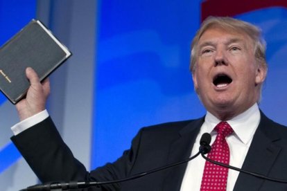 Donald Trump blande una biblia que había pertenecido a su madre en un discurso el pasado septiembre.