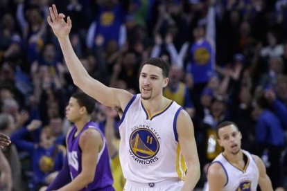 Klay Thompson celebra uno de sus triples ante los Kings.