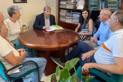 Un momento de la reunión ayer de los candidatos de UPL con Ugal. DL