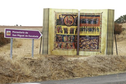 Gigantesca reproducción del Beato de Escalada que se colocó frente al monasterio en el año 2012. NORBERTO