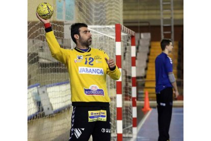 Llamazares en primer término y al fondo su compañero en la portería, Nacho Biosca