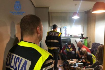 Agentes participantes en la operación, durante el registro domiciliario. POLICÍA NACIONAL