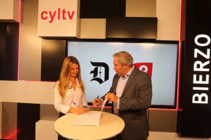 Marisa Vázquez y Joaquín S. Torné, firmando el acuerdo, ayer, en la sede de La 8 en Ponferrada. DE LA MATA