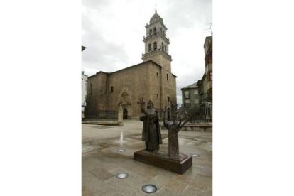 Escultura que representa el hallazgo de la imagen de la Virgen, en la plaza de La Encina