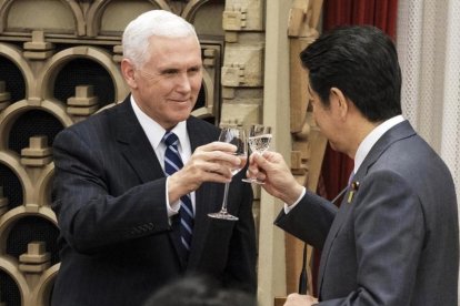 El vicepresidente de EEUU, Mike Pence, brinda con el primer ministro de Japón, Shinzo Abe, durante la cena en su visita a Tokio.