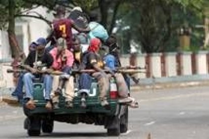 Los soldados de Taylor recorren Monrovia armados y en camioneta tras los últimos ataques rebeldes