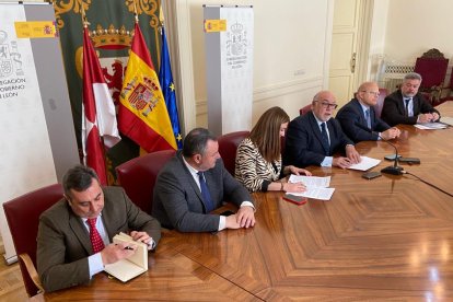 Un momento del encuentro mantenido esta mañana con las comunidades de regantes. RAMIRO