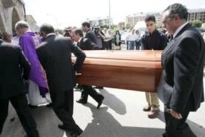 El alcalde, centro, y su esposa, acudieron al funeral