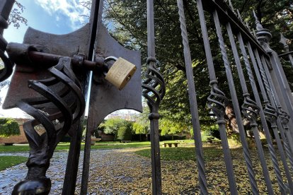 Los parques de la capital leonesa permanecen cerrados por el temporal de viento y lluvia