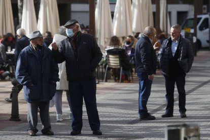 Los leoneses son prudentes con las mascarillas al aire libre. FERNANDO OTERO