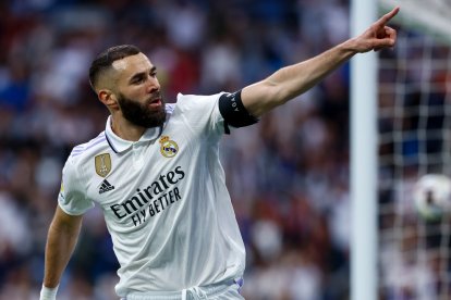 MADRID, 24/05/2023.- El delantero francés del Real Madrid Karim Benzema celebra un gol durante el partido de LaLiga Santander entre el Rayo Vallecano y el Real Madrid, en el estadio Santiago Bernabéu de Madrid. EFE/ Rodrigo Jiménez