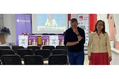 Nael Blanco y Carmen Franganillo en la sede de IU desde donde siguieron la noche electoral. DL